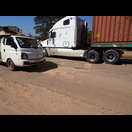 Der Highway, die wichtigste Verkehrsader von Laos, ist übersät mit Schlaglöchern